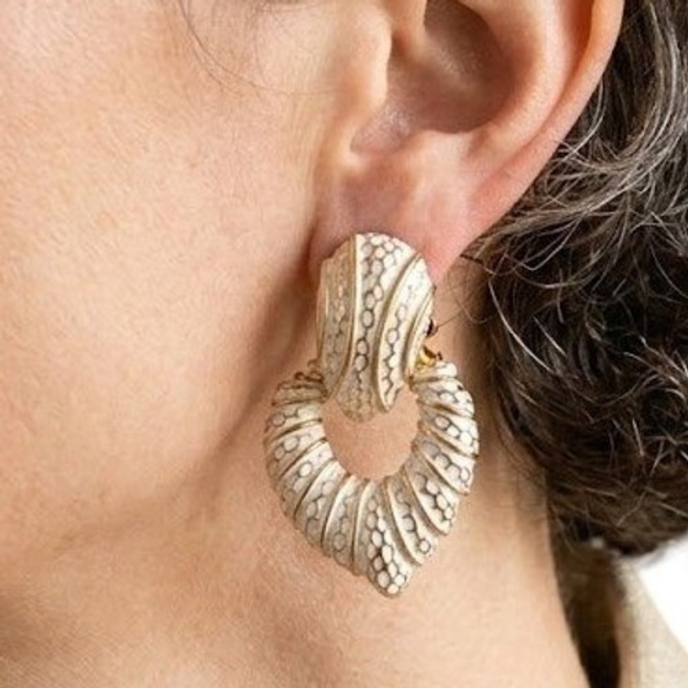 Napier Vintage 80s White Enamel Gold Tone Runway Heart Screw Back‎ Earrings